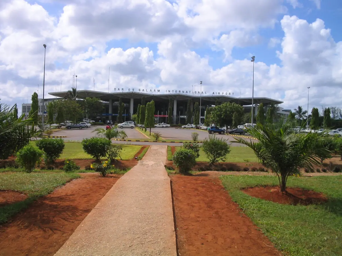 Flughafenterminal mit Fußweg und Palmen in Dar es Salaam