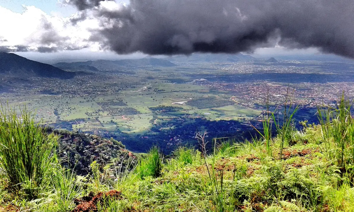 Blick von den Uluguru-Bergen auf die Stadt Morogoro und die Ebene
