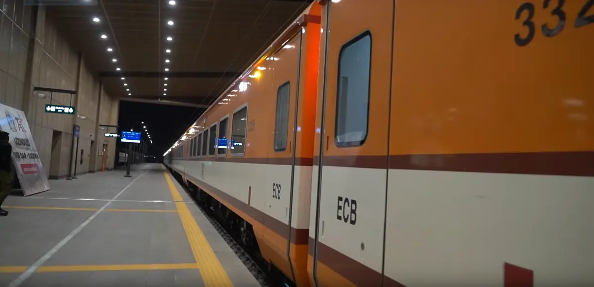 Elektrischer Schnellzug steht an einem Bahnsteig der Normalspurstrecke