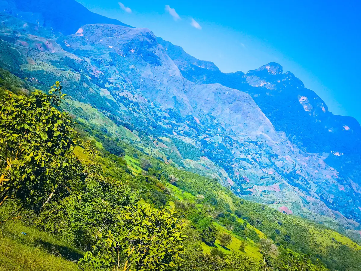 Steile grüne Hänge der Uluguru-Berge unter blauem Himmel