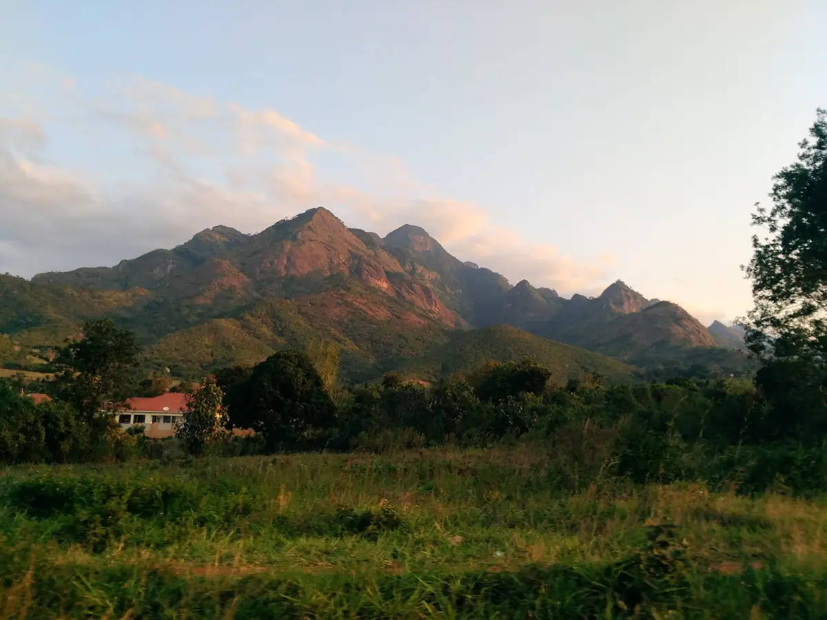 Gipfel der Uluguru-Berge im weichen Abendlicht über Morogoro